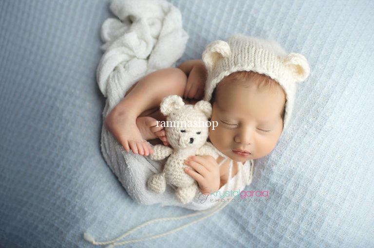 مدل عکاسی آتلیه ای نوزاد پسر با عروسک