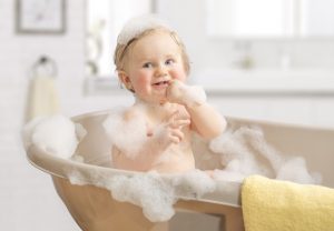 بهترین روش شستشوی موی نوزاد