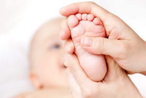 ماساژ پای نوزاد