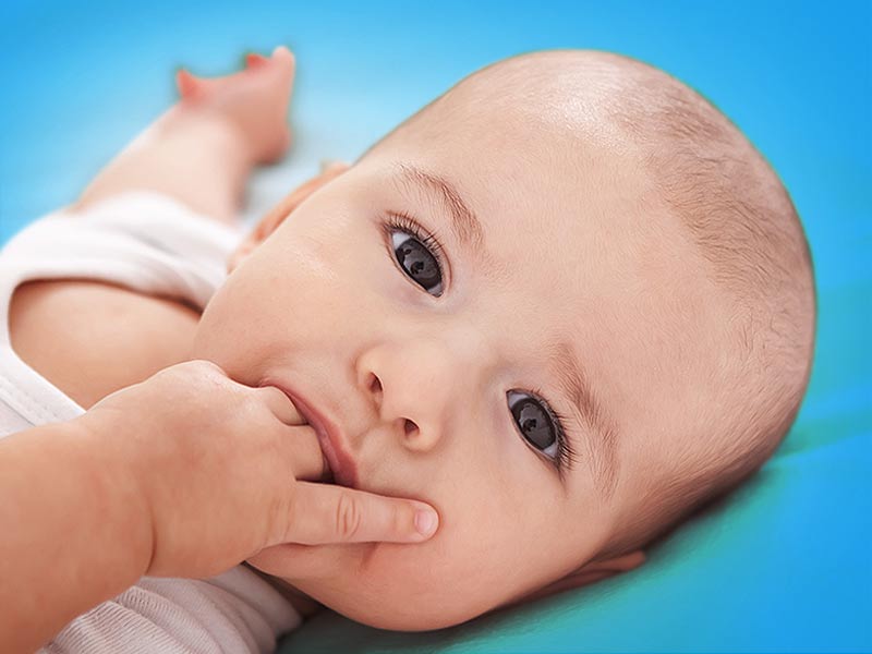 نوزاد سه ماهه چرا دستش رو میخوره؟ چه کار میشه کرد که دست نخوره؟